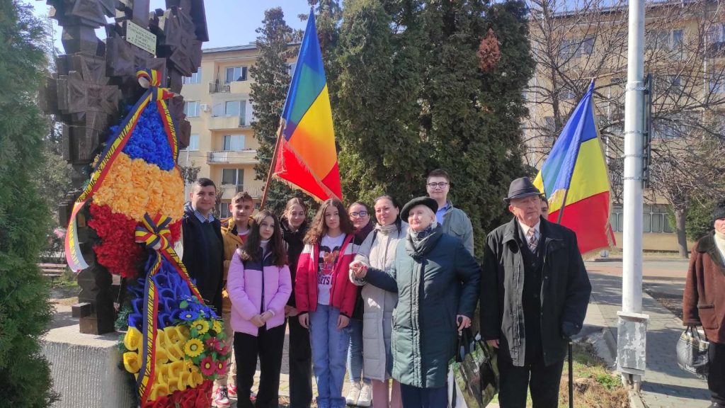 Elevii Cercului Cultul Eroilor Petru Mușat au comemorat eroii și deținuții politici anticomuniști din România