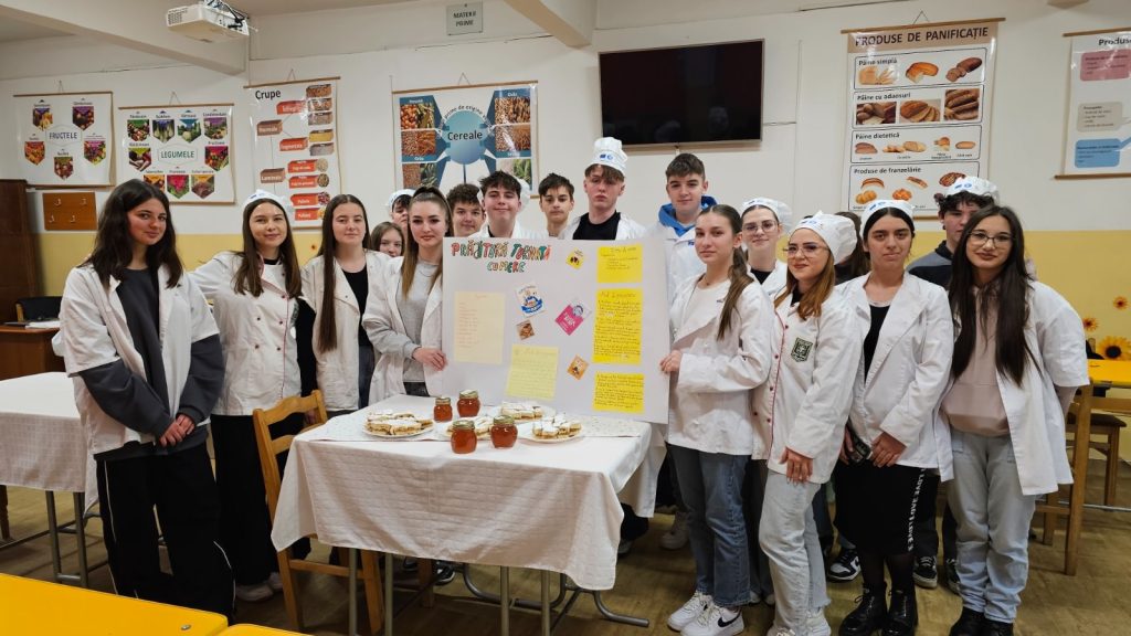 Elevii clasei a IX-a E au participat la activitatea "Rețete cu mere - zero deșeuri"